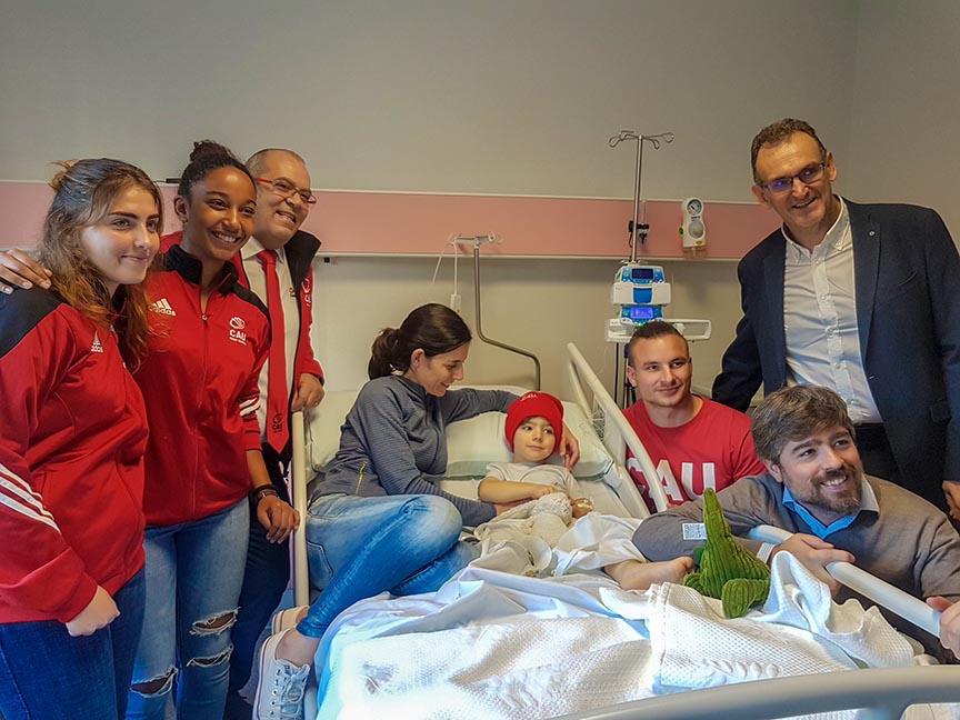 Jugadores del CAU Rugby visitan el Hospital