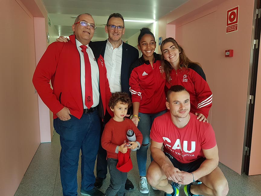 Jugadores del CAU Rugby visitan el Hospital